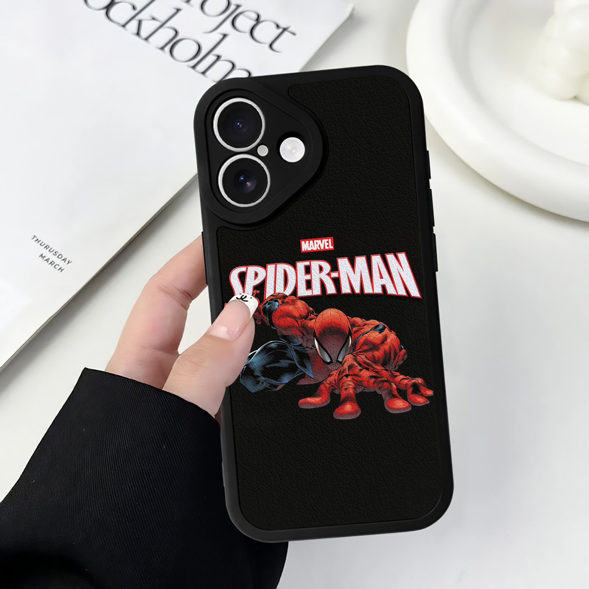 Spider Man スパイダーマン 【iPhone 16シリーズ対応】シリコンスマホケース（レザー調） 材質：シリコン